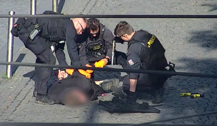 Nepřijatelné. Starosta Prahy 5 chce kvůli zfetovanému muži s nožem na Andělu jednat s policií