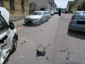 Srážka na křižovatce v Jablonci. Řidič nedal přednost, řidička skončila v nemocnici