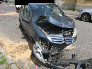 Srážka na křižovatce v Jablonci. Řidič nedal přednost, řidička skončila v nemocnici