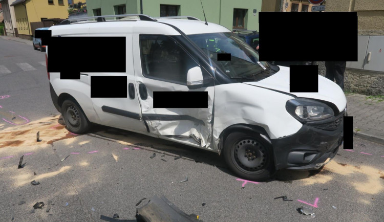 Srážka na křižovatce v Jablonci. Řidič nedal přednost, řidička skončila v nemocnici