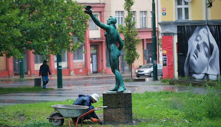 Dívka s holubicí před libereckým nádražím je kulturní památkou