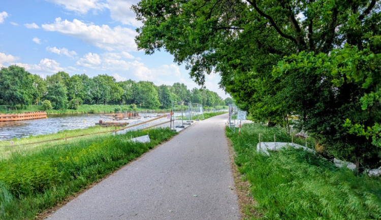 Severní spojka dál roste. Při výstavbě mostu ochrání pěší a cyklisty dvacetimetrový tubus