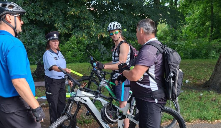 Policejní kontroly cyklistů: z 16 jich bylo 7 pod vlivem alkoholu, 2 pod vlivem drog