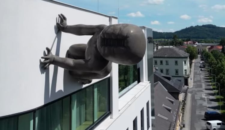 VIDEO: Proslulá socha Davida Černého ozvláštnila hotel v Šumperku. Část místních pobouřila
