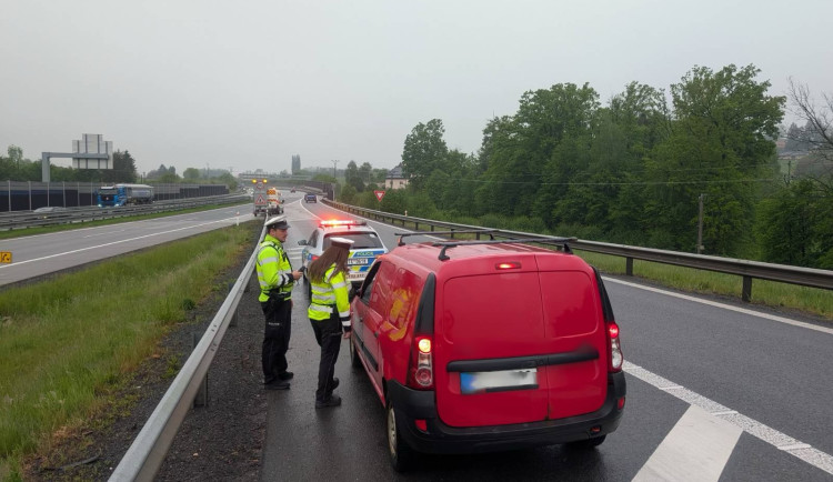 Policie kontrolovala řidiče. Zjistila alkohol, překročení rychlosti i jízdu bez řidičáku
