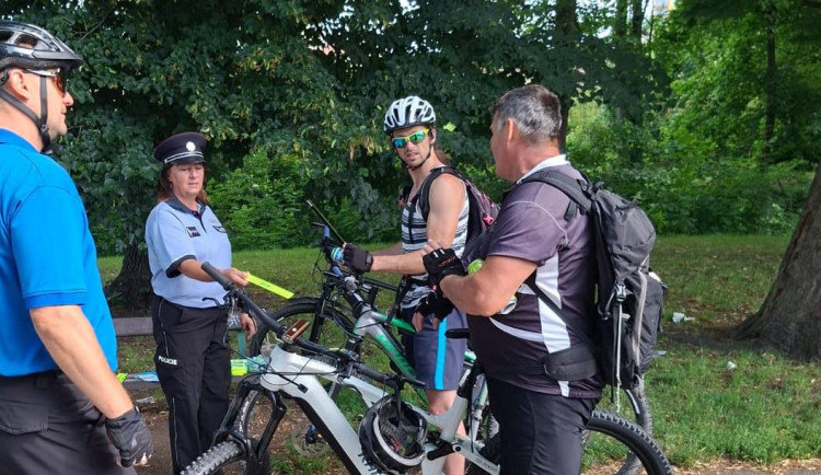 Policejní kontroly cyklistů: z 16 jich bylo 7 pod vlivem alkoholu, 2 pod vlivem drog