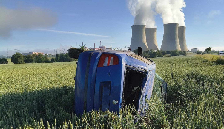 Mladý řidič nezvládl u Temelína řízení. Auto skončilo převrácené v poli