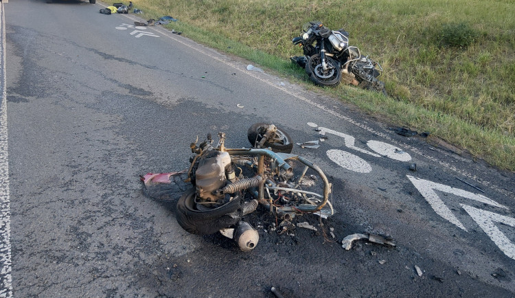 Kusy motorek se rozlétly do všech stran, policie zveřejnila snímky z děsivé nehody