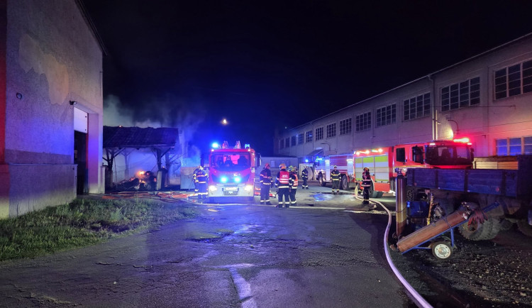 Ničivý požár v areálu na Olomoucku. K nočnímu zásahu jelo sedm jednotek hasičů
