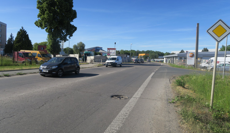 Řidič SUV zavinil v Praze 20 nehodu a odjel. Policie hledá svědky