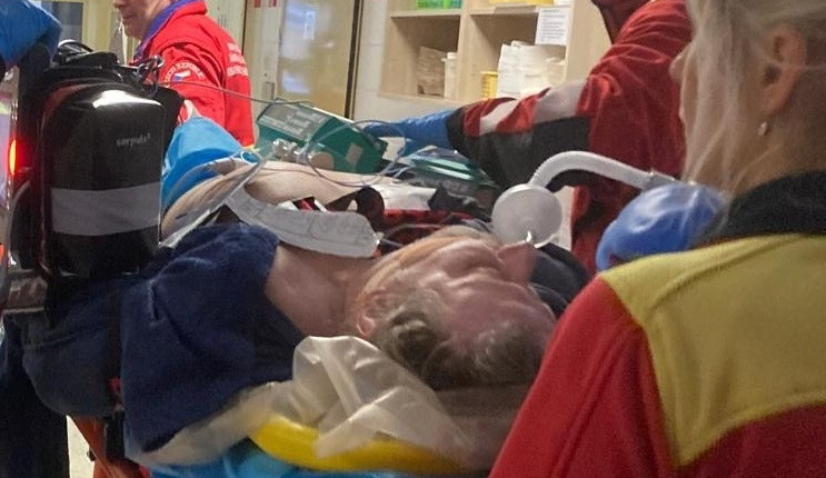 Muž spadl ze čtyřmetrového žebříku. Vážně si poranil hlavu, hrudník i břicho