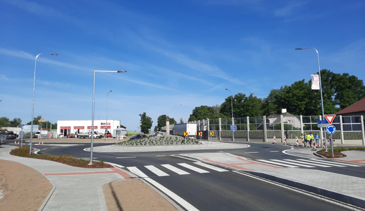 Nebezpečnou křižovatku nahradil v Blatné kruhový objezd