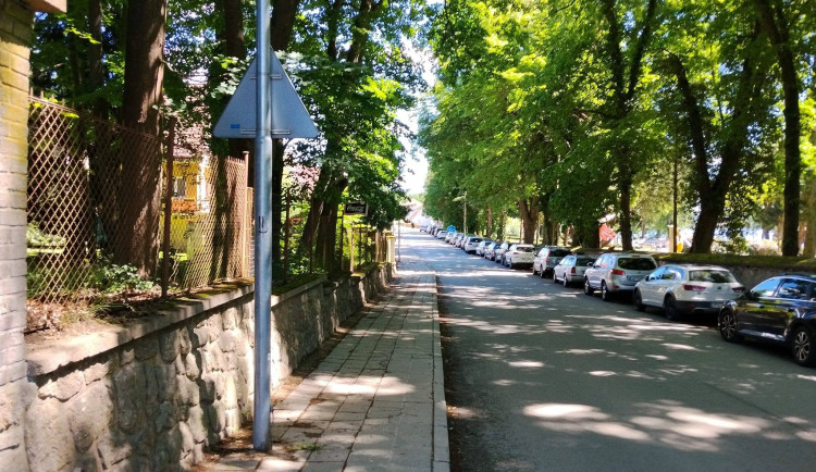 V Chlumu otevřel kontroverzní Svět Obrů. Ulice zaplnila auta, internet falešné recenze