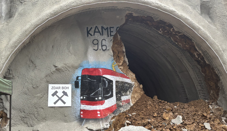 Šalinový tunel na Kamechy je proražený. Dělníci se pustí do pokládky kolejí