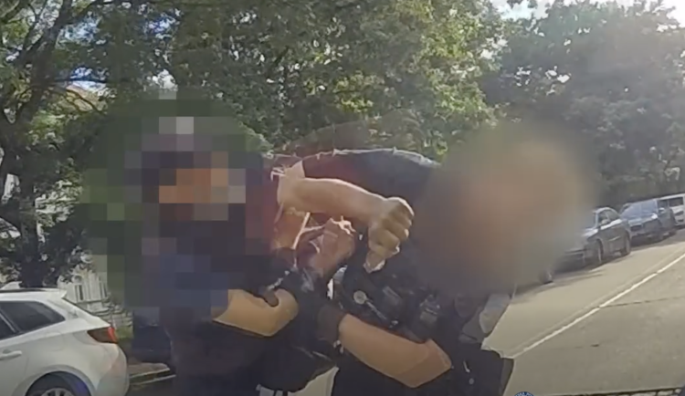 VIDEO: Agresivní muž sprostě nadával strážníkům. Když se ohnal pěstí, skončil v poutech