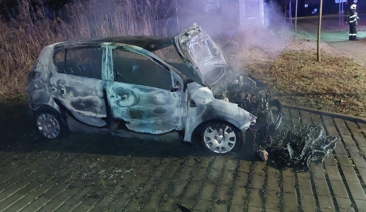 Policie obvinila muže, který měl zosnovat zapálení auta hlubockého zastupitele