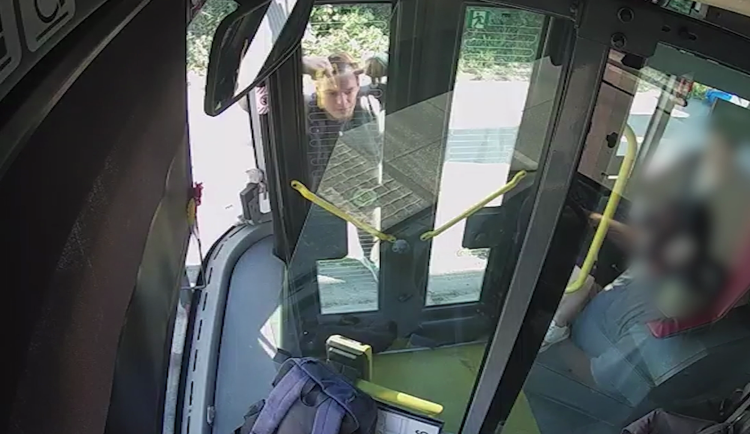 Další naštvaný cestující. Řidiči ukazoval prostředník a rozbil přední sklo busu