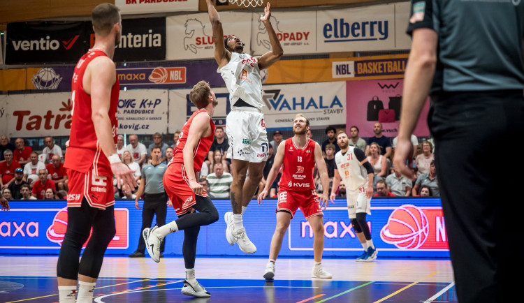 Basketbalový šampion Nymburk a Slavia se sloučí, klub bude hrát v Praze