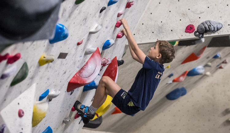 Lezení není jen sport. Racoons LK Boulder zve na náborový den nových členů.