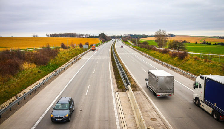 Milionová škoda. Řidič v Land Roveru boural na D1, auto šlo přes střechu