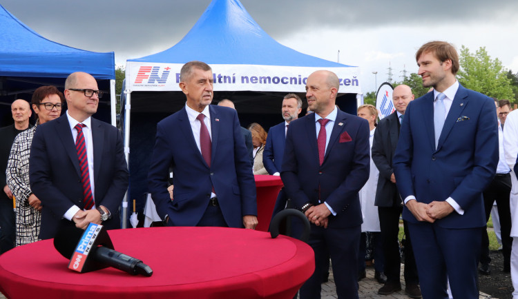 Jednání o střetu zájmů označil Babiš za nesmysl, místo toho navštívil nemocnici v Plzni