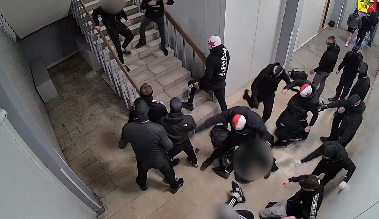 Fotbaloví fanoušci zmlátili příznivce rivala. Policie ukázala video z brutálního útoku