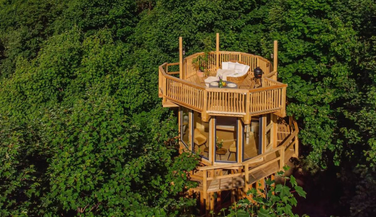 Tři luxusní treehousy pod Ještědem řeší ČIŽP, podle úřadů vznikly načerno