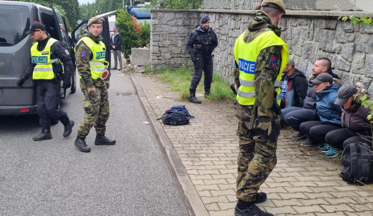 Migranti v dodávce, utíkající řidič. Policisté s vojáky cvičili na přechodu v Harrachově