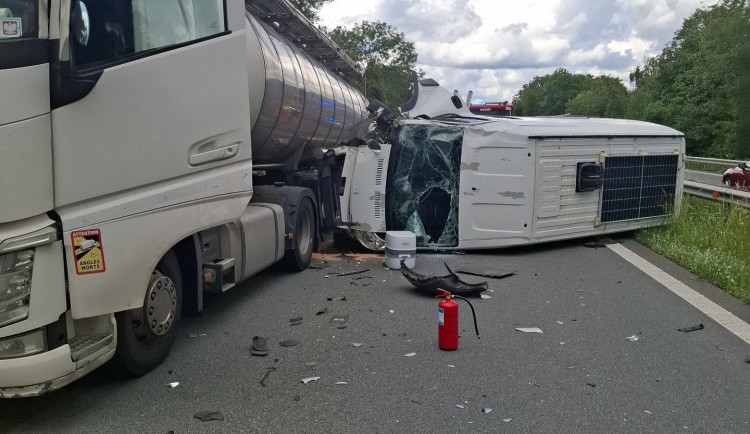 Dálnici D35 u Loštic uzavřela nehoda. Ve směru na Olomouc se srazily cisterna s dodávkou