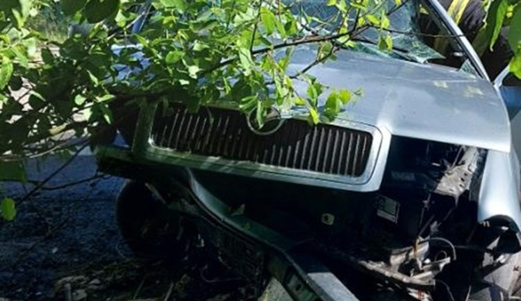 Šedesátiletý řidič zřejmě usnul za volantem. U Loudilky havaroval a zničil auto