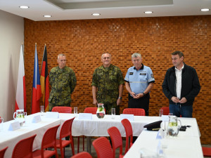Migranti v dodávce, utíkající řidič. Policisté s vojáky cvičili na přechodu v Harrachově