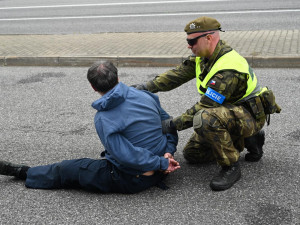 Migranti v dodávce, utíkající řidič. Policisté s vojáky cvičili na přechodu v Harrachově