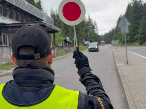 Migranti v dodávce, utíkající řidič. Policisté s vojáky cvičili na přechodu v Harrachově