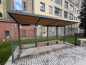 Autobusová zastávka u nemocnice stále neslouží cestujícím. Čeká se na kolaudaci