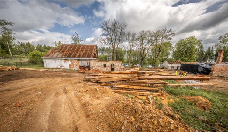 FOTO: Bývalý dětský tábor Hájenka se mění v moderní volnočasové centrum