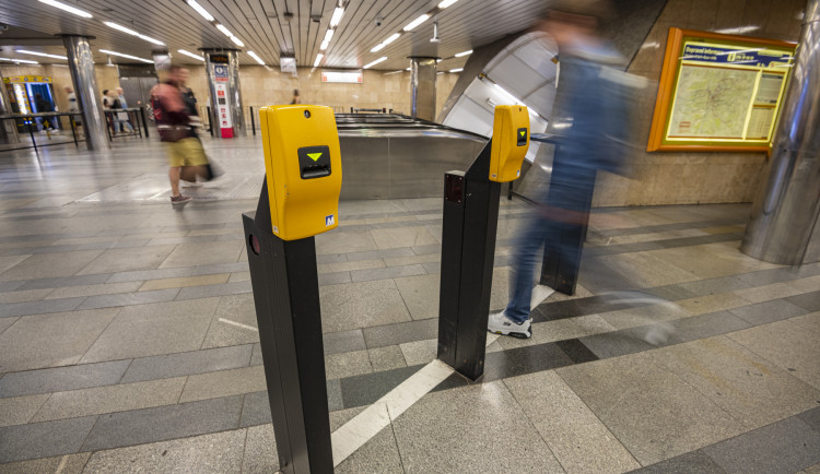 Praha znovu zavede levnější jízdné pro sociálně slabší, za měsíc zaplatí 165 korun