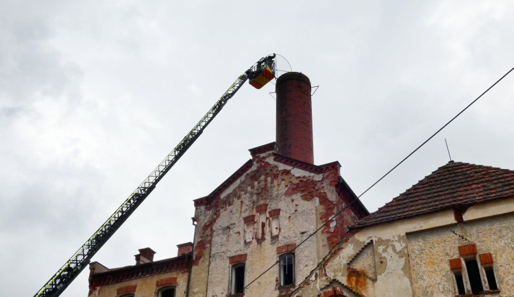 Tragická událost přispěla ke změně. Hasiči zabezpečili komíny, kde hnízdí čápi