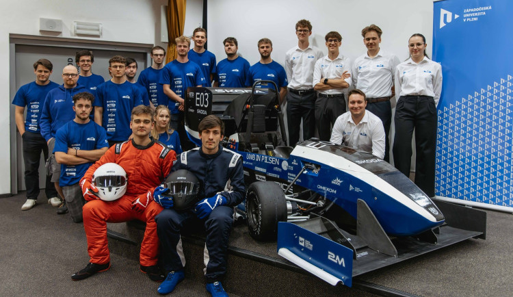Studenti ukázali nový model elektrické formule, pracují i na bezpilotním systému