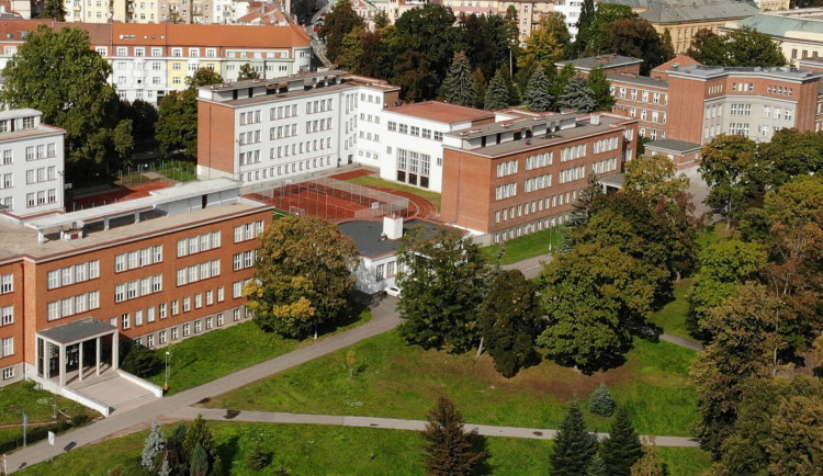 U hradeckých škol budou další kolárny, město chce bezpečí i méně aut