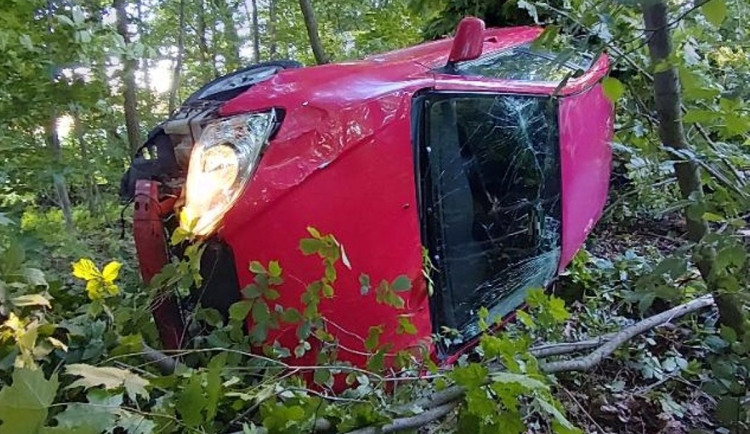 Muž na Brodsku popil alkohol, v autě pak dostal smyk. Z místa nehody v klidu odešel