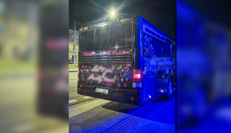 Pojízdný večírek v Party busu se poněkud zvrhl, mejdan utnuli strážníci