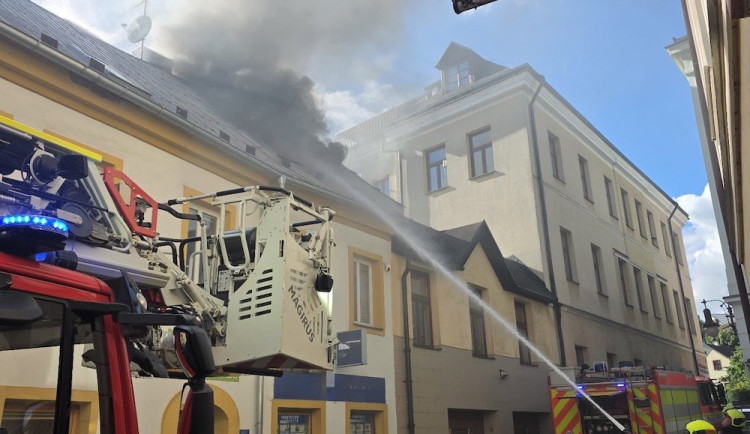 Požár v historickém centru České Lípy. Hořela střecha jednoho z domů