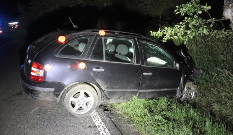 Opilý mladík se chtěl po havárii vyhnout setkání s policisty, jenže si je omylem stopnul