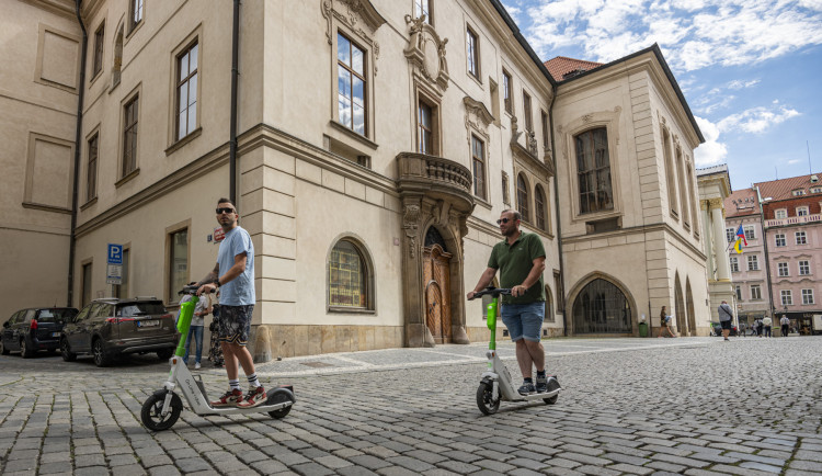 VIDEO: Po zákazu počet přestupků koloběžkářů klesl, jsou jich ale stále stovky