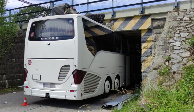Autobus se u Dolního Dvořiště zasekl pod viaduktem. Řidič nerespektoval značení