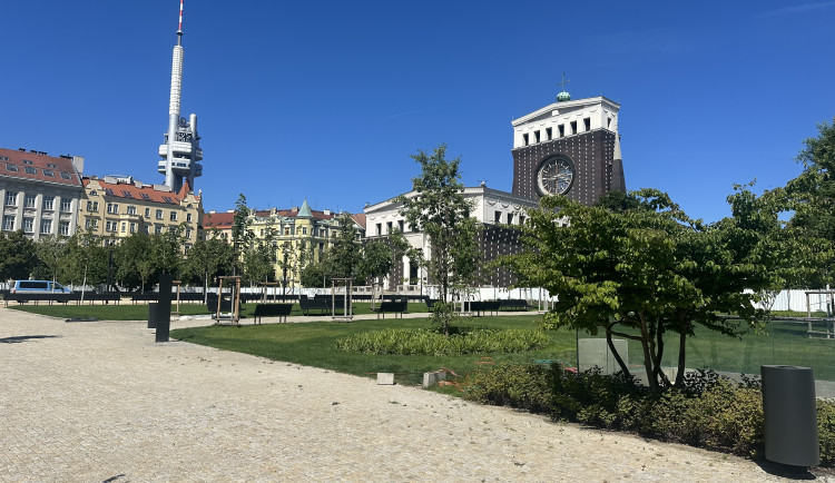 Přehřátá dlažba, bez zeleně, malé hřiště. Na opravený Jiřák se snáší kritika od klávesnic