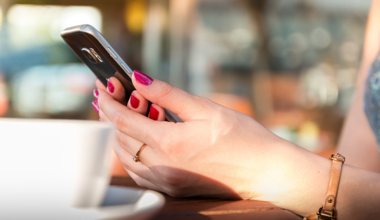 Podvodníci straší řidiče pokutami za rychlost. SMS přišla i do redakce Drbny