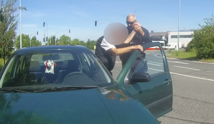Nebezpečně kličkujícího řidiče museli dostat ze silnice policisté. Opilý ale nebyl