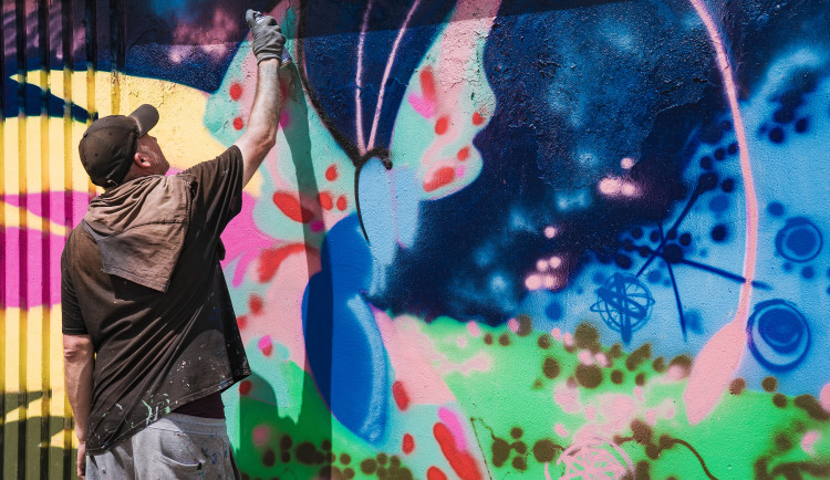 Streetartový festival rozehraje město barvami, velká malba vznikne i přímo na vozovce
