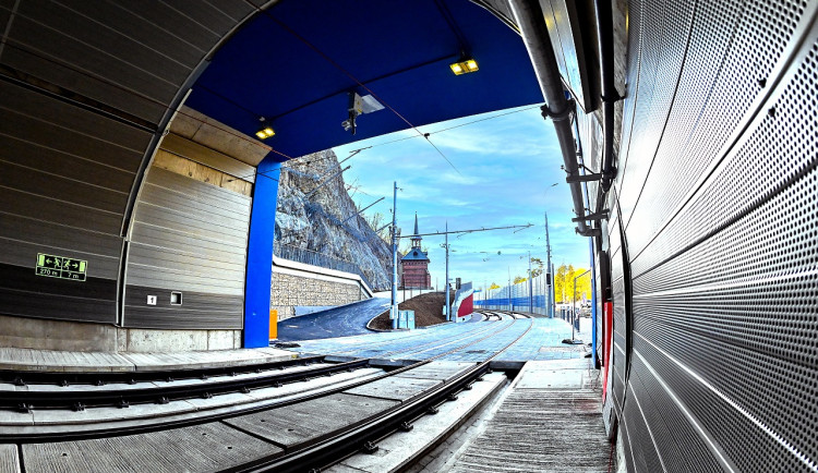 Brňanka se psem v noci vyrazila do tramvajového tunelu. V kolejích sbírala odpadky